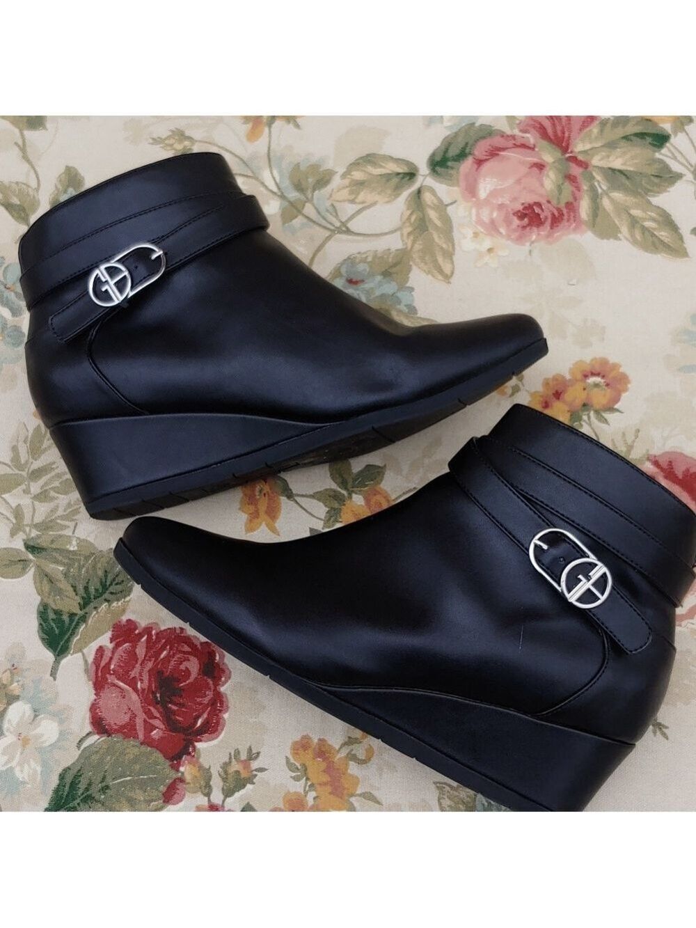 Giani Bernini Cherub Black Buckle Ankle Wedge Booties in Women's size 9
